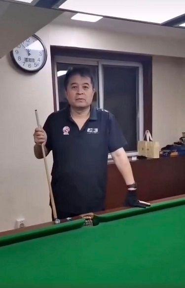 60岁央视前主持人毕福剑近照曝光，和友人深夜打台球精神状态好