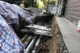 西安一小区居民烦心事：单元门口挖个大坑，近半年了却不施工图片