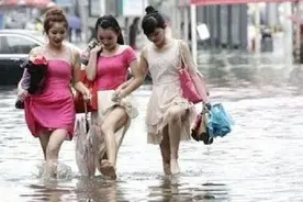 每日一笑：妹子下雨天还穿裙子逛街，这下后悔都来不及了吧图片