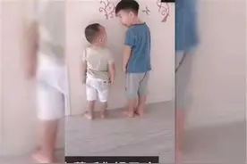 兄弟俩闯祸被罚站，听到哥俩的“灵魂对话”，妈妈笑出声：俩活宝图片