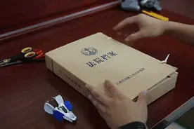 骑电瓶车避让家犬摔伤，车主被判承担70%责任，浙江武义法院：未戴头盔，操作不当！图片