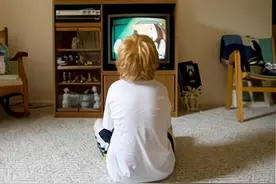 哈佛研究：“看电视”和“不看电视”的孩子，这3方面差距很大图片