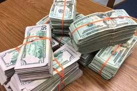 墨西哥裔大学生在ATM机旁捡到100万现金，立刻上交震惊美国警察图片