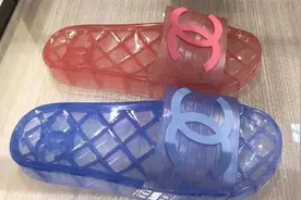 香奈儿新款“水晶鞋” 4000一双却被一抢而空 网友：人傻钱多呐图片