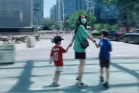 靳东老婆晒照为小儿子庆生！母子三人温馨牵手，二婚息影被叹可惜图片