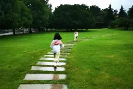 这位妈妈让孩子上课时主动回答老师提问！她怎么做到的？图片