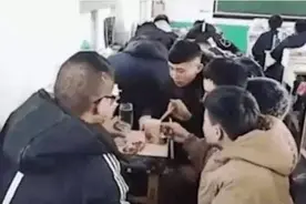 学生在教室呼呼大睡，老师淡定上课，是学生放肆还是老师不负责任图片