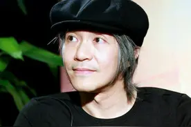 1995年，朱茵“突袭”周星驰房间，发现床是温的，卫生间反锁图片