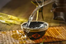 蛇酒变蛇洗澡水！毒蛇被泡白酒12个月后复活，蛇为什么还没死？图片