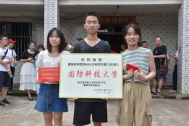 湖南考生652分考上国防科大，被军校录取获关注，父亲喜笑颜开图片