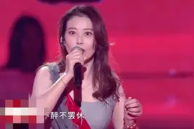 周海媚现身北京卫视，久违亮相略显紧张，54岁颜值回春撞脸高圆圆图片