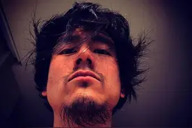 男神形象崩塌？彭于晏晒颓废造型，粉丝直呼认不出图片