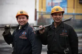 因为救人，他错过了煤矿的上班时间，没想到这让他逃过一劫图片