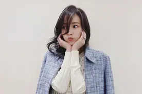 42岁主播侯佩岑晒嘟嘴照，手上戒指仅五位数？嫁富豪仍出来赚钱图片