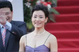 58岁陈冲穿衣太猛，一袭紫色吊带秀丰满不成，反而勒出几坨赘肉图片