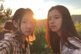 张婧仪周依然素颜同框，一个五官美，一个气质佳，你喜欢哪一个？图片