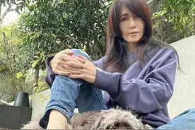 51岁工藤静香秀纤细脚踝，体态轻盈不输小姑娘，紫指甲油细节满分图片