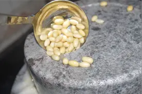 尝试纯手工石磨豆腐，豆花豆香四溢，做出来的豆腐别有一番风味图片