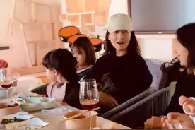 高圆圆带女儿与江一燕聚餐，2岁Rhea看表演不停鼓掌，侧颜好漂亮图片