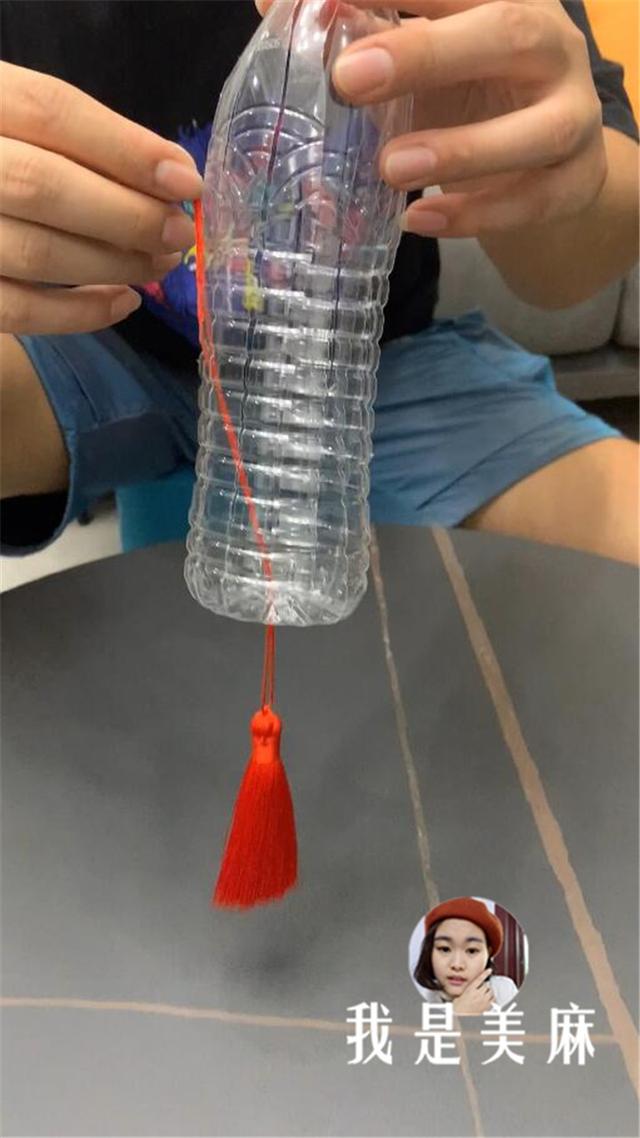 一分钟教你做一个好看的手工灯笼,制作过程非常简单,先收藏了