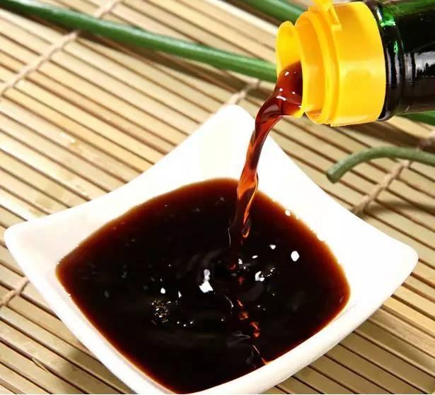 鱼刺卡喉，吞饭喝醋管用？急诊科医生：四步轻松取鱼刺