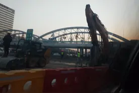 石家庄裕华高速口对收费岗亭和安全岛进行拆除图片