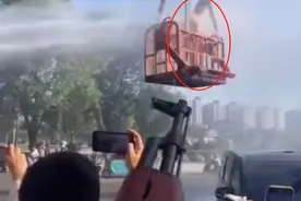 新郎半裸站上吊车，被人持高压水枪喷射，山东滕州低俗婚闹引争议图片