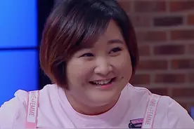明星第一次去农村上厕所，贾玲反应太真实，素质是装不出来的图片