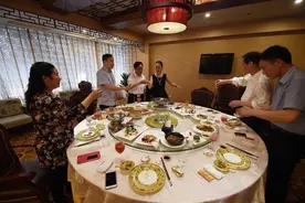请领导吃饭，司机顺走两条烟怎么办？饭局如江湖，用这5招试一试图片