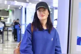 玲花真会穿，"上松下紧"特显瘦，彩色袜子包裤脚，时髦又吸睛图片
