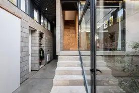 院内外置楼梯直上二楼，一侧装玻璃隔开变阳光房，建成可尽情享受图片
