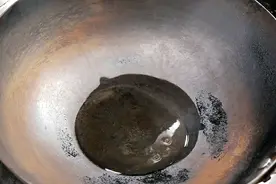 家里铁锅用久了，油污洗不掉？大厨教你一招，铁锅油污轻松去除图片