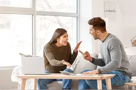 外国男10年积蓄买钻求婚，女友欣然答应，但看到钻石认定瞬间翻脸图片