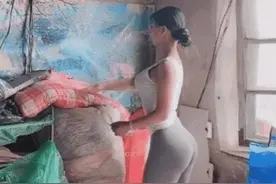 抖音“女乞丐”火了，身材一流家里却破烂不堪，网友：我养你吧图片