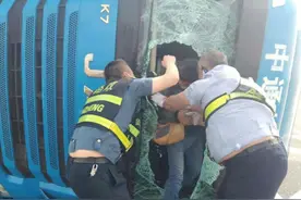 大风吹翻货车 吐鲁番多部门紧急救援被困人员图片