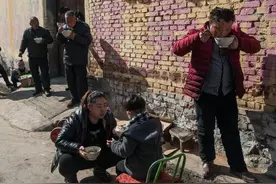 老人为什么要求我们端起碗吃饭？托着碗吃饭也不行，老祖宗真讲究图片