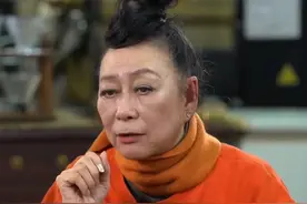 “梅超风”黄文慧近照曝光，涂银色指甲油打扮时尚，至今仍未结婚图片