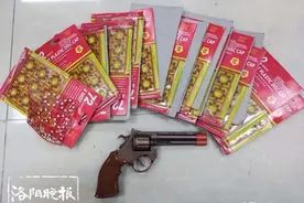 孩子带的这个玩具不能乘地铁 警察叔叔要依法予以收缴图片