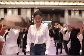 46岁梅婷出席活动面子足，一群人提前等候，暴瘦后靠衬衫艳压全场图片