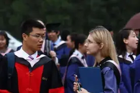 清华自降门槛招外籍生，国内学子表示不满，对此教育部做出了回应图片