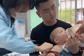 宝宝接种疫苗失声痛哭，宝爸却乐得合不拢嘴，网友：“最惨宝宝”图片
