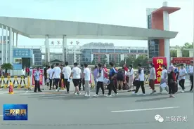 「直击高考」兰陵县近8000名考生奔赴考场 这些人为梦护航图片
