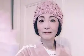 56岁“石榴姐”罕晒照，美颜滤镜难掩皱纹，曾与大11岁林正英相恋图片