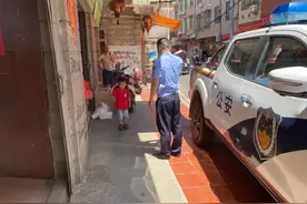 有萌有爱！南安3岁男孩看见警车就敬礼！警察叔叔登门回礼图片