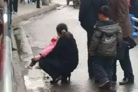 “新型把尿”正在流行，却伤孩子排尿系统，很多家长却浑然不知图片