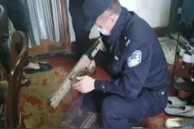 “军迷”玩水弹枪引恐慌 民警带枪出警虚惊一场图片