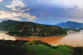 每一列火车经过这座桥，都要鸣笛30秒图片