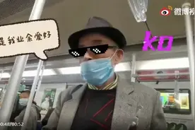 79岁大爷婉拒小伙让座：我跑马拉松的，跑了整整16年图片