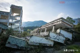 探访汶川大地震遗址：5层楼只剩1层，12年前被压扁的桌椅仍在教室图片