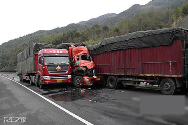 电动车闯红灯撞货车，卡车司机责任有多大